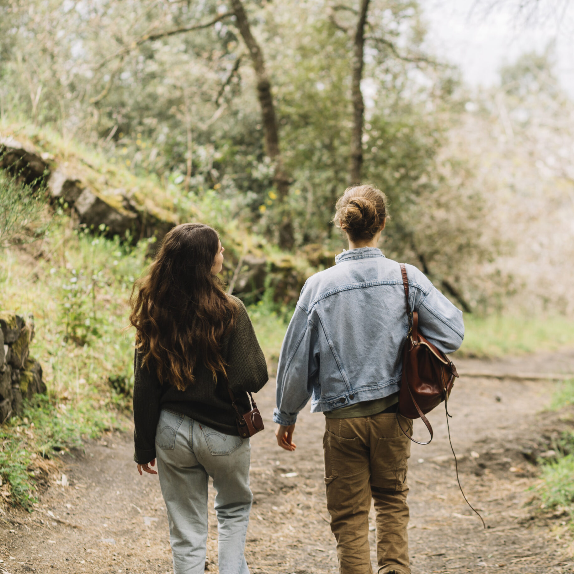 YIOJ-wandelcoaching_couple-hiking-together-nature