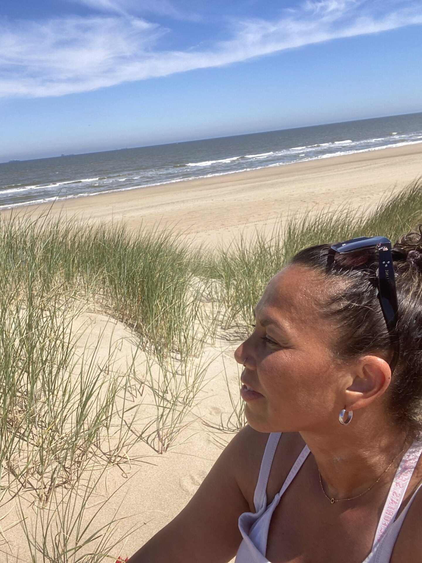 wandelcoach Rachela voor zich uit starend in de duinen